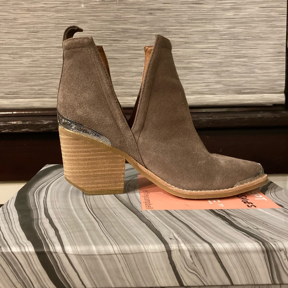 NIB Jeffrey Campbell, genuine suede booties